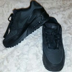 Black nike air max sneakers! Size 6 women’s